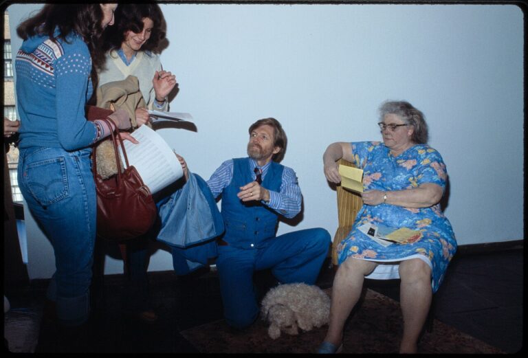 One Of These People Does Not Exist. Duane Hanson with fans and sculpture. By Bernard Gotfryd photograph collection (Library of Congress)