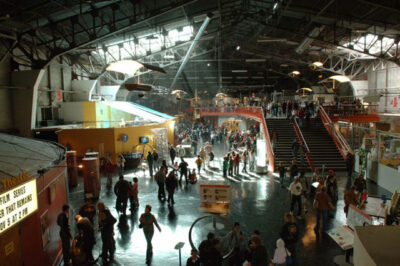 Exploratorium main floor By Amy Snyder - Exploratorium, CC BY-SA 3.0, Link